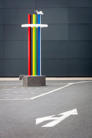 Die Friedens-Stele des Hückeswagener Künstlers Bernhard Guski. (Foto: Joachim Gies)