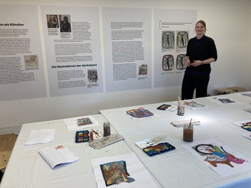 Kuratorin Dr. Birgit Langhanke begleitet die Besucherinnen und Besucher in der Sonderausstellung, und schafft mit kreativen Mitteln einen Zugang zu den Werken Max Beckmanns. (Foto: OBK) 
