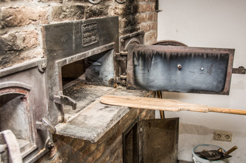 Der Backofen in der historischen Bäckerei auf Schloss Homburg wird zum letzten Mal in diesem Jahr angefeuert. (Foto: Oliver Kolken) 