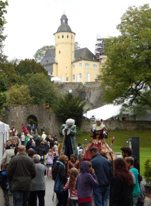 Barocke Stelzenläufer begleiten den Besucherstrom zum Schloss (Foto:OBK)