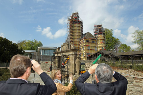 Auch Landrat Hagen Jobi und Kreisdirektor Jochen Hagt warfen einen ersten Blick auf das neue Erscheinungsbild des Schlosses. (Foto: OBK)