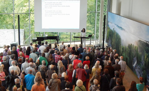 Kathrin Höpker bringt in der Neuen Orangerie alle Altersgruppen zum gemeinsamen Singen (Foto:OBK)