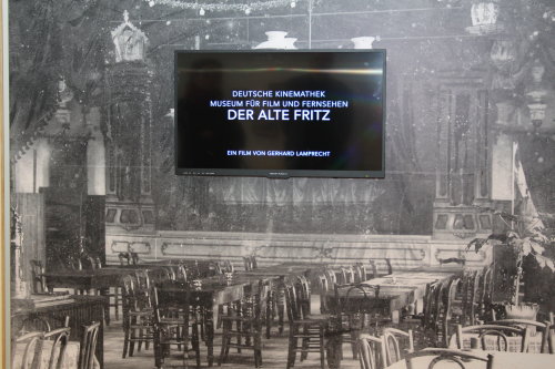 Die Sonderausstellung „Licht und Schatten – die Weimarer Republik im Oberbergischen“ auf Schloss Homburg vermittelt auch einen Einblick in die Anfänge des Kinos im Oberbergischen (Foto: OBK) 
