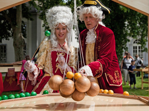 Darsteller in stilechten Kostümen leiten die Gäste an die verschiedenen Spielstationen entlang. (Foto: www.spiel-erlebniswelten.de)