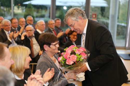 Mit minutenlangem Applaus wurden Hagen Jobi und seine Frau verabschiedet. (Foto: OBK)