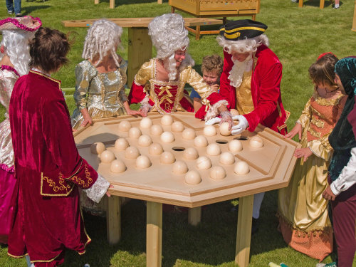 Wer hat Lust, mit dem original Solitärspiel vom Sonnenkönig Ludwig XIV. mit 12 cm großen Spielkugeln zu spielen? (Foto: www.spiel-erlebniswelten.de)