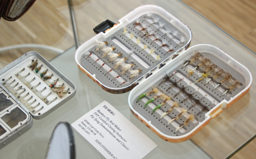 Die Ausstellung im Museum und Forum Schloss Homburg zeigt auch eine Auswahl an Kunstfliegen, die als Angelköder eingesetzt werden. (Foto: OBK)