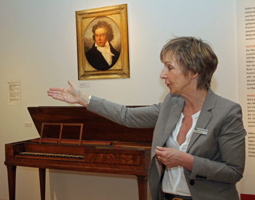 Zurück im ehemaligen Bergungungsort Schloss Homburg: Dr. Gudrun Sievers-Flägel präsentiert Beethovens Klavier (Foto: OBK)