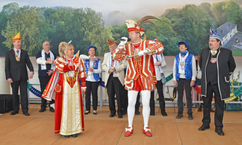 Prinz Bernd II. und Jungfrau Manu von der Karnevalsgesellschaft Op d'r hüh mussten bei ihrem Auftritt leider auf die Begleitung durch Bauer Birgit verzichten. (Foto: OBK)