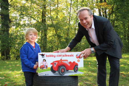 Kreisdirektor Klaus Grootens spendet seinen Bobbycar-Gewinn für den St. Peter und Paul Kindergarten in Engelskirchen. (Foto: OBK) 