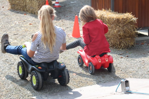 Auf dem Kinderparcours im Barockgarten von Schloss Homburg konnten Nachwuchsfahrerinnen und -fahrer den Bobby-Car-Führerschein machen und damit die Fahr-Lizenz für die große Rennstrecke erwerben. (Foto: OBK)