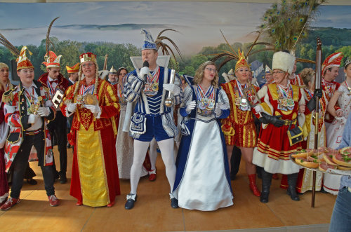 Gemeinsam standen die Majestäten mit Prinz Helmuth I. und seiner Prinzessin Astridt (Karnevalsverein Bielstein 1985) auf der Bühne. (Foto: OBK)