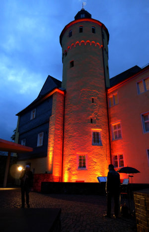 Während der Literatur-Perfomance ist der Bergfried von Schlos Homburg illuminiert. (Foto: Olaf Reitz)