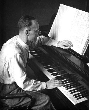 Carl Orff am Klavier. (Foto: Archiv Orff-Zentrum München / Otto Moll) 