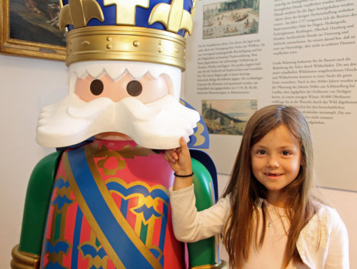 Die siebenjährige Laura Malkus hat diesen PLAYMOBIL-König ins Herz geschlossen. (Foto: OBK)