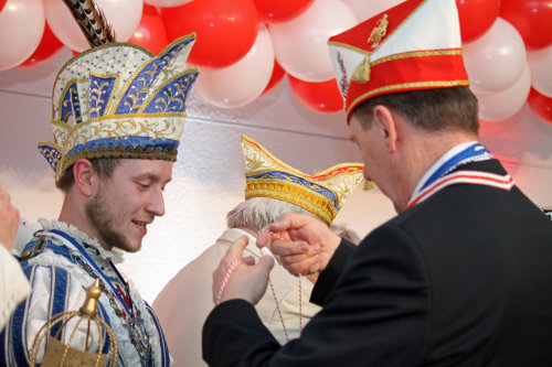 Landrat Jochen Hagt dankte dem Morsbacher Prinzen, der sich insbesondere für eine gute Nachwuchsarbeit im Karneval einsetzt. (Foto: OBK)