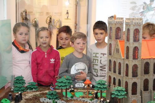 Das Interesse ist groß: sowohl Kinder als auch Erwachsene und Gruppen lassen sich von der Playmobil-Ausstellung begeistern. (Foto: OBK)