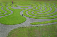 Kinder im Rasen-Labyrinth; Maria Grill