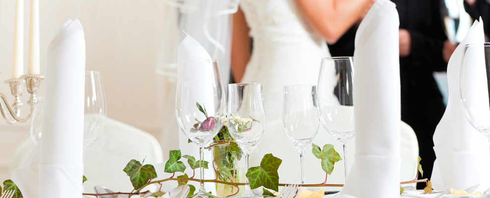 Hochzeit feiern in stilvollem Ambiente; © istockphoto.com/kzenon
