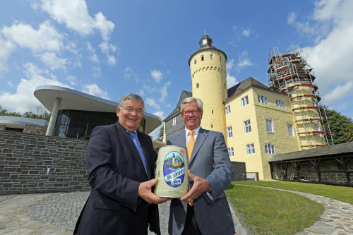 Landrat Hagen Jobi und Brauereichef Dr. Axel Haas präsentieren die Sonderedition "Bielsteiner Bier" zur Eröffnung von Schloss Homburg (Foto:OBK)