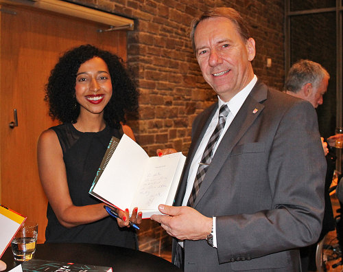 Melanie Raabe signierte nach der Verleihung des Kulturförderpreises durch Landrat Jochen Hagt ihren ausgezeichneten Debütroman "Die Falle". (Foto: OBK)