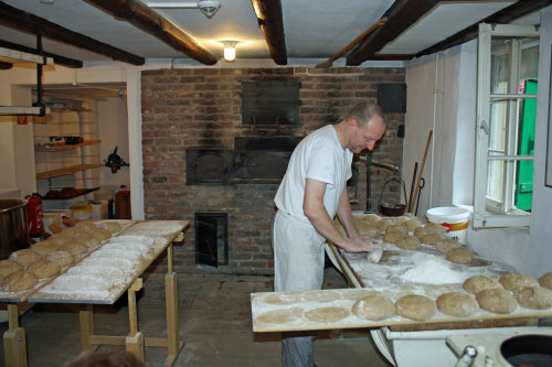 Backvorführung und Verkauf in der historischen Bäckerei auf Schloss Homburg. (Foto: D. Rendant)