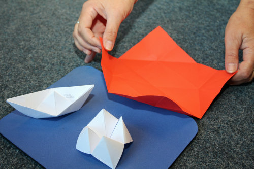 Klassische Modelle für Origamieinsteiger: schnell entstehen Papierschiffchen, Flieger oder "Himmel und Hölle". Die Kunst des Papierfaltens ist schon bei Kindern beliebt. Mit Geduld und etwas Geschick entstehen beeindruckende Papiermodelle. (Foto: OBK) 
