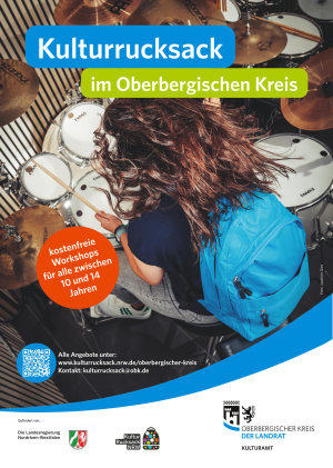 Mit diesem Plakat wirbt der Oberbergische Kreis für die Teilnahme am landesweiten Projekt Kulturrucksack 2024. (Grafik OBK/ Foto: Joachim Gies)