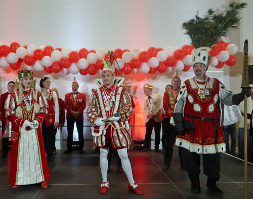 Prinz Marcel II, Bauer Michael und Jugfrau Olivia (KV Fenke) präsentierten das Neue Komitee Lenkelner Karneval e. V. inklusive Karnevalsverein Rot-Weiß Fenke und KG Rot-Weiß Lindlar. (Foto: OBK)  