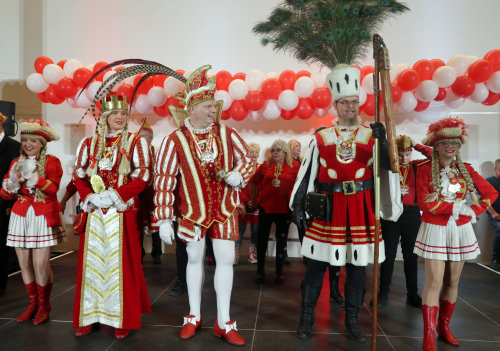 Am Liebsten "Feiern ohne Ende": der Ründerother Karnevalsverein 1975 e.V. war jeck vertreten mit Prinz Sven I. (Sven Schulz), Bauer Olaf (Sven Olaf Meuser) und Jungfaru Elsa (Marvin Scholz). (Foto: OBK)