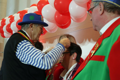 Der stellvertretende Landrat Prof Dr. Friedrich Wilke half Karnevalsorden zu verteilen. (Foto: OBK)