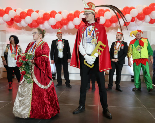 Die Karnevalsfreunde Schönenbach (Waldbröl): Prinz Kevin I. aus dem Hause Schäfer und Prinzessin Jessi I aus dem Hause Stern warben für einen "bunten Karneval". (Foto: OBK)  