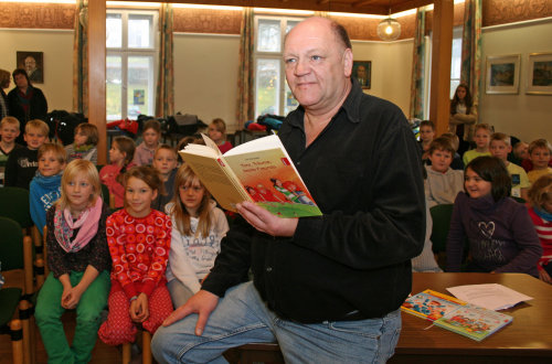 Autor Ulli Schubert begeisterte die Grundschüler mit seinen Fußballbüchern (Foto:OBK)  