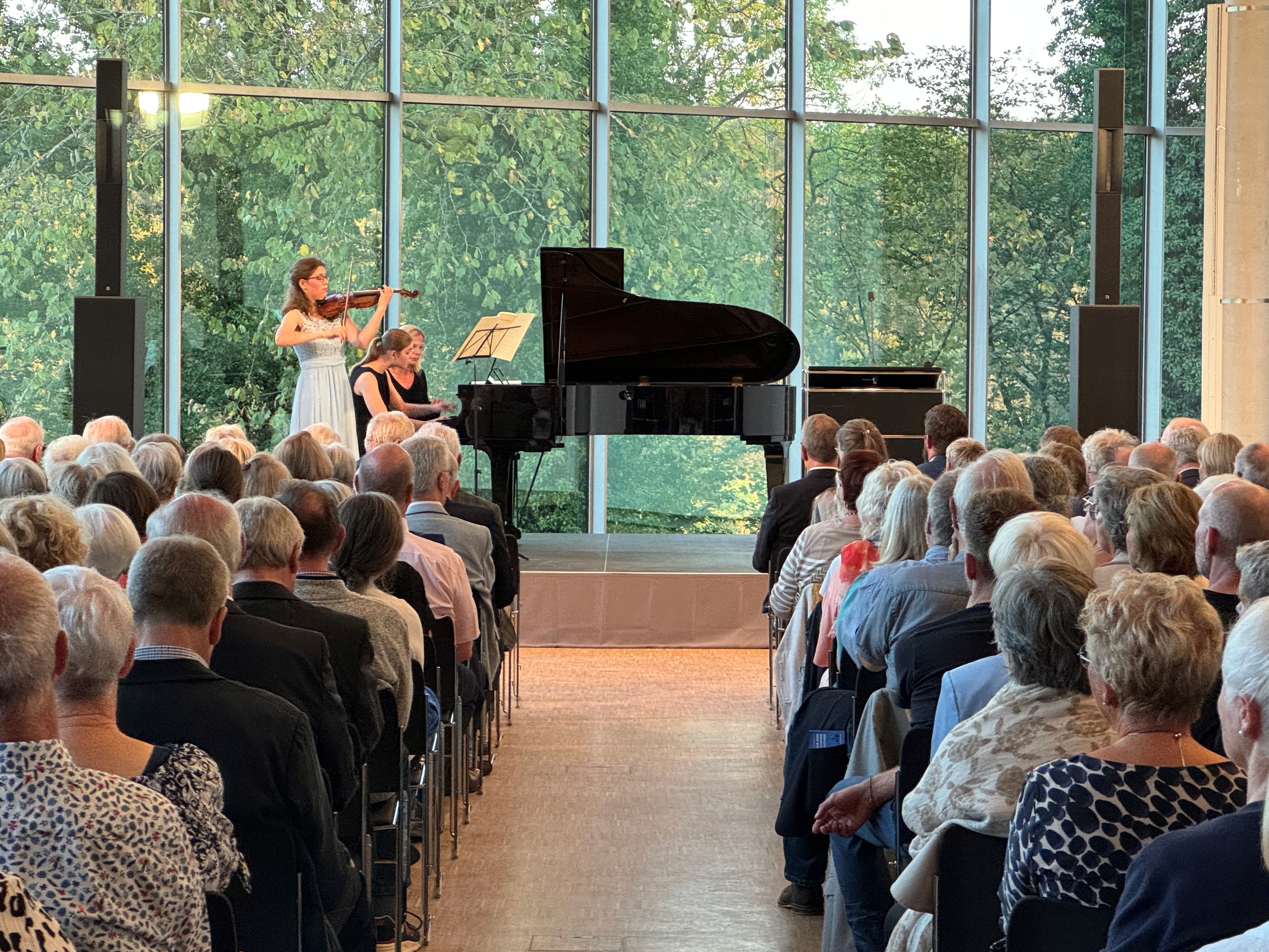 Amelie Westerkamp (Violine) und Nina Frey (Flügel) musizieren zum Festakt; Foto: Karin Banning