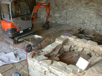 Archäologische Grabung, Freilegung der Esse aus dem 18. Jh., 2007