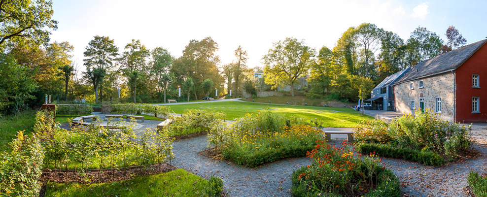 Lehrgärten und Rasenlabyrinth vor dem Roten Haus; © Nikolai Benner