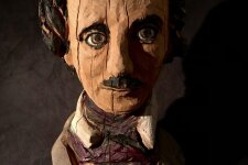 Holzbüste von Edgar Allan Poe